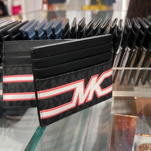 MICHAEL KORS MENS
Cooper Graphic Logo Tall Card Case
Style# 36S3LCOD2B
PINK - Picture 16 of 16